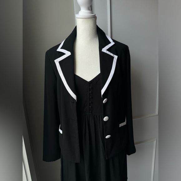 Woman’s Black & White Signature Suit Size 8 - Picture 3 of 5